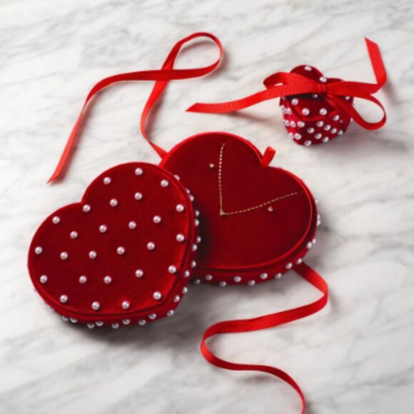 NIB - Local Eclectic Limited Edition Heart Shaped Red Velvet Pearl Jewelry Box - Picture 3 of 16